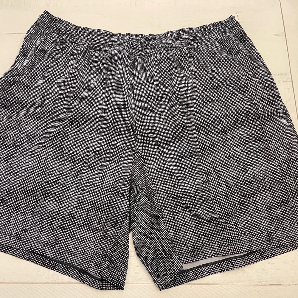 Lululemon athletic shorts - black and white - men’s size XXL